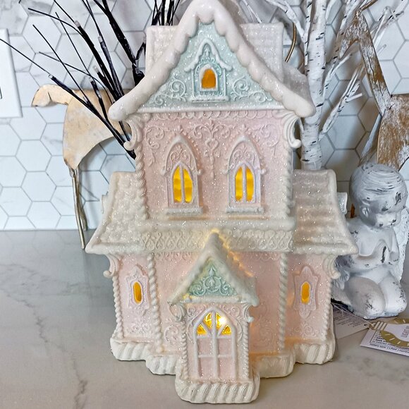 NEW! EXQUISITE LARGE PASTEL LIGHT UP GINGERBREAD HOUSE DECOR